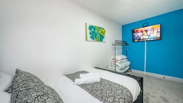 Tabla de planchar con plancha, wifi y ropa de cama