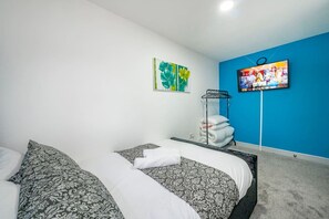 Een strijkplank/strijkijzer, wifi, beddengoed