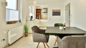 Una cocina moderna con comedor, vistas a la ciudad y una zona de estar acogedora.