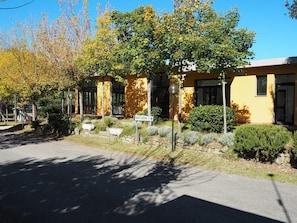 A yellow building with a sign reading 'MARKET ALIMENTARI.' - 5-person Mobile Home Near Chianti (Bucine)