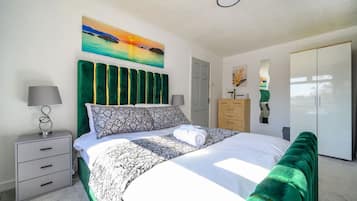 Escritorio, wifi y ropa de cama