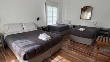 Standard-Vierbettzimmer, Blick auf den Innenhof | Zimmersafe, kostenloses WLAN