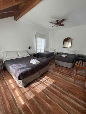 Standard Quadruple Room, Courtyard View | Peti besi dalam bilik, Wi-fi percuma 