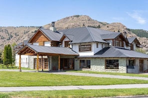 Un chalet de montagne à la façade en pierre, avec des poutres en bois et une enseigne indiquant « Cumbres Blancas Restaurante ».
