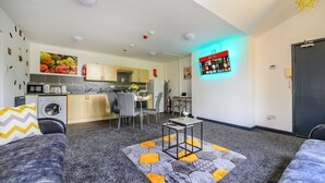 TV - Stylish Ground Floor Apartment in West Yorkshire (West Yorkshire)