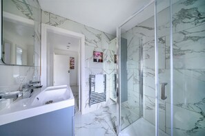 Bathroom - *16FM* For your Relaxed & Cosy stay + Free Parking (West Yorkshire)