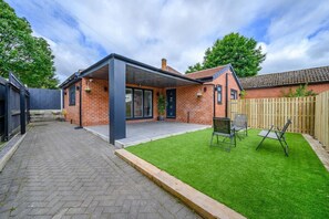 Terrace/patio - *16FM* For your Relaxed & Cosy stay + Free Parking (West Yorkshire)