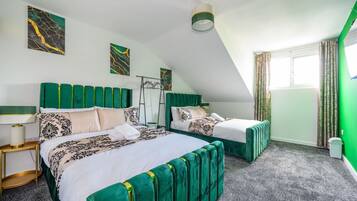 Desk, iron/ironing board, WiFi, bed sheets
