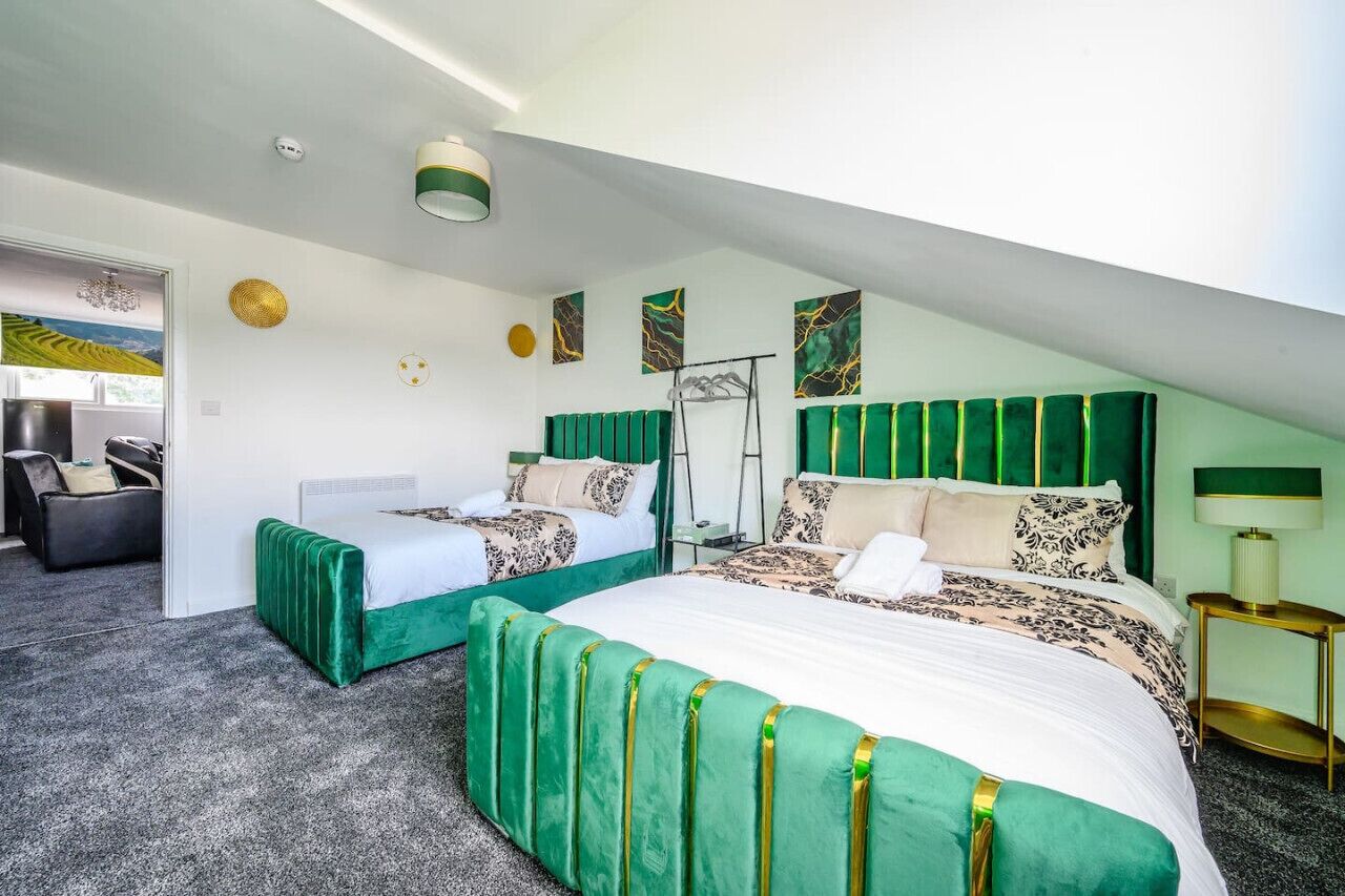 Desk, iron/ironing board, WiFi, bed sheets