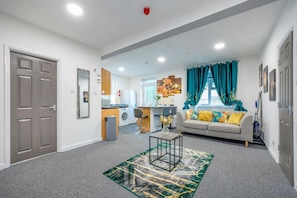 Eine moderne Wohnung mit Wohnzimmer, Küche und Essbereich.