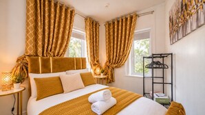 Tabla de planchar con plancha, wifi y ropa de cama 