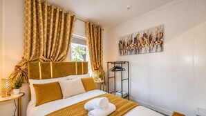 Tabla de planchar con plancha, wifi y ropa de cama 