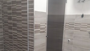A bathroom with a shower enclosure, a toilet, and a bidet. - De Luxe Apartment just 150 m from the Sea in Central Giulianova (Giulianova)