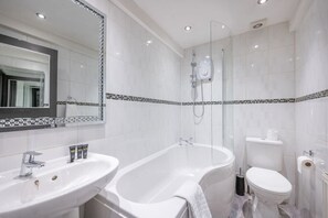 A modern bathroom with a large mirror, two sinks, a bathtub, and a toilet. - *F4GH for your most relaxed & Cosy stay + Parking (West Yorkshire)