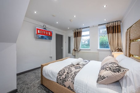 A bedroom with a bed, a window with curtains, a door, and a sign on the wall.. *F4GH for your most relaxed & Cosy stay + Parking