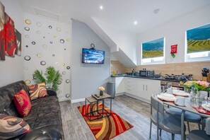 A modern apartment with a living room, kitchen, and dining area. - *F1kr* For your relaxed & Cosy stay + Parking (Burley)