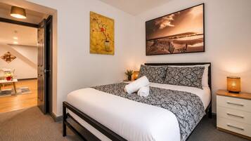 Een strijkplank/strijkijzer, wifi, beddengoed