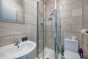 A modern bathroom with a glass-enclosed shower, a sink, and a toilet. - *372kr* For your relaxed & Cosy stay + Parking (Burley)