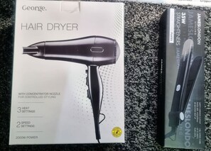 Caja de secador de pelo con boquilla concentradora para un peinado preciso, 3 ajustes de calor, 2 ajustes de velocidad y 2000W de potencia.