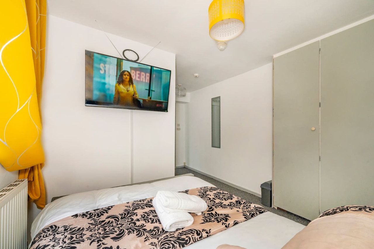 Iron/ironing board, WiFi, bed sheets