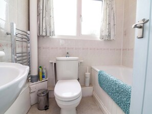 Ein Badezimmer mit Toilette, Waschbecken und Badewanne.