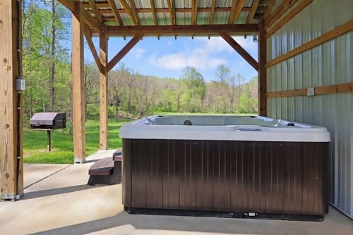 TheFarmhouse@FoothillsFarm: Hot Tub, Wifi, Large Yard, on the Creek!