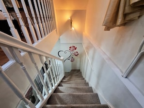 A staircase with white balusters and a carpeted landing. - *G11H* for a cosy luxurious lovely stay + Free Parking + Free Fast WiFi perfect for work or pleasure (West Yorkshire)
