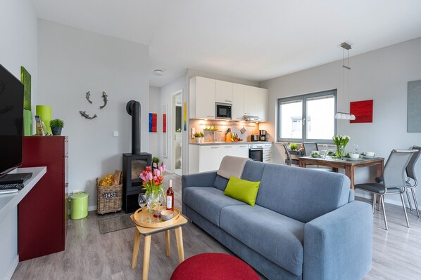 Fernseher, Kamin, DVD-Player