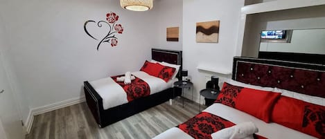 Tabla de planchar con plancha, wifi y ropa de cama