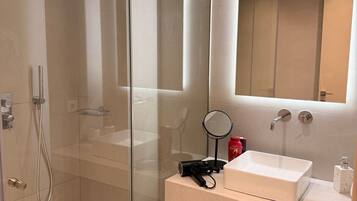 Signature Condo, 2 Bedrooms, Non Smoking, Kitchen | Bathroom