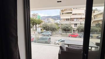 Signature Condo, 2 Bedrooms, Non Smoking, Kitchen | Balcony