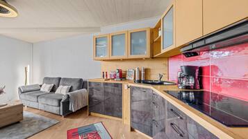 Coffee/tea maker, fridge, microwave, oven