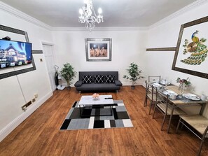 Living area - *6B7R* Setup for your most relaxed & amazing stay + Free Parking + Free Fast WiFi* (Morley)