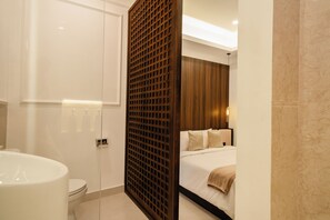 Classic Double Room | Bathroom | Shower, free toiletries, hair dryer, towels - Riviera Boutique Hotel (Bali)