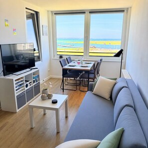 TV, books, stereo - Vacation Rental with a Stunning Ocean View in Marina Wendtorf (Wendtorf)