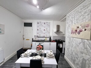 Dining - *12PR* Setup for your most relaxed & amazing stay + Free Parking + Free Fast WiFi (Beeston)