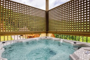 Bañera de hidromasaje al aire libre