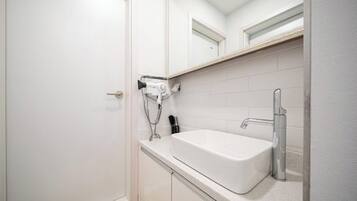 Hair dryer, towels, shampoo, toilet paper