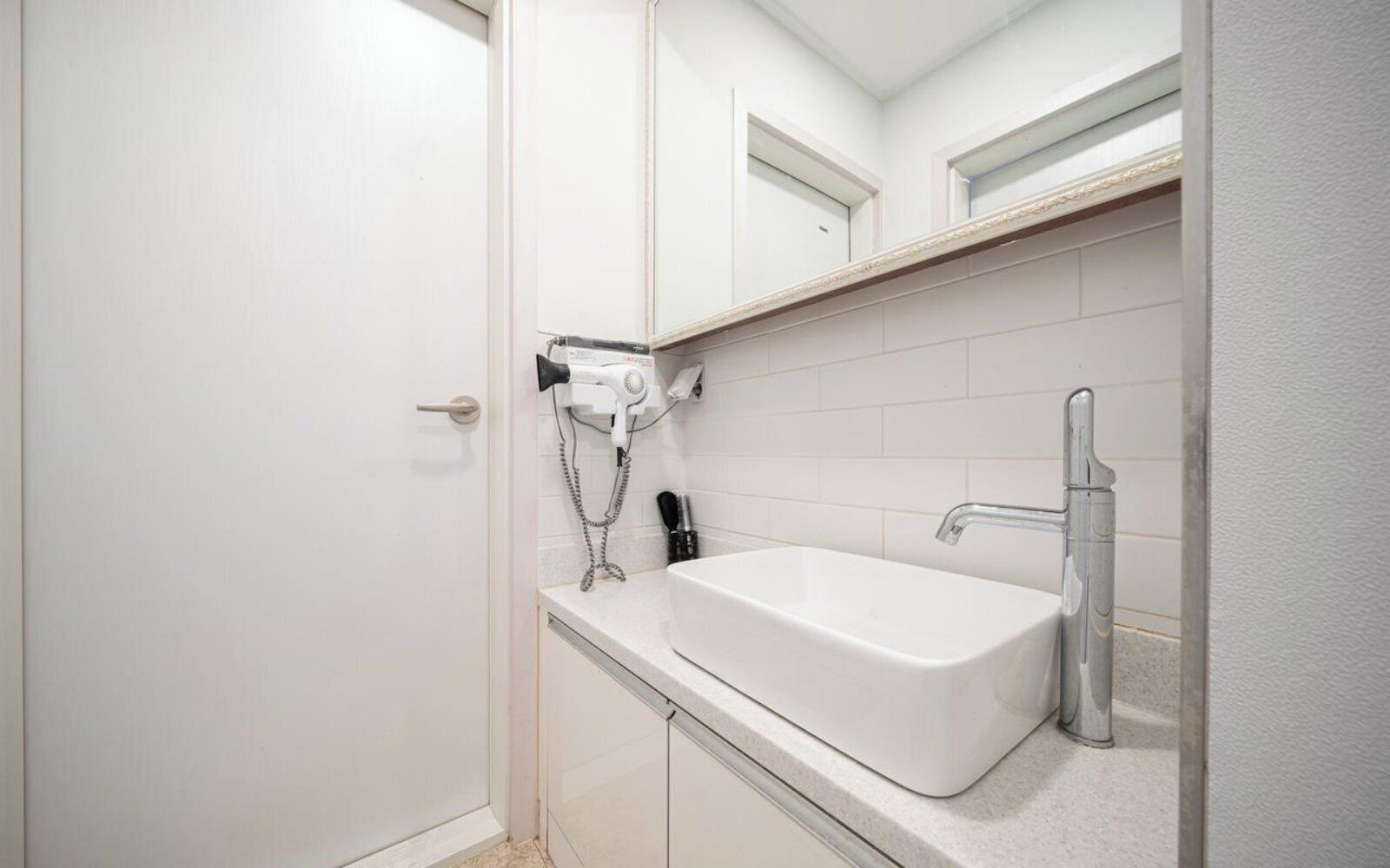 Hair dryer, towels, shampoo, toilet paper