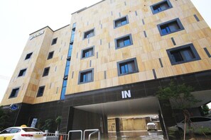 Monikerroksinen rakennus, jossa on moderni muotoilu ja jonka vasemmalla puolella on selkeästi näkyvässä paikassa suuri «RAON»-kyltti.