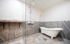 Máy sấy tóc, khăn tắm, dầu gội, giấy vệ sinh 