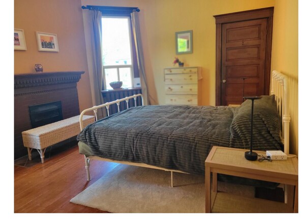 Comfy queen size bed... - Victorian on Herkimer (Hamilton)