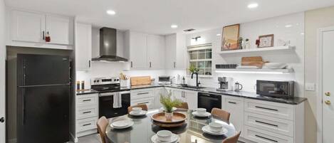 Réfrigérateur, four à micro-ondes, un four, surface de cuisson
