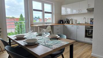 Fridge, oven, stovetop, dishwasher