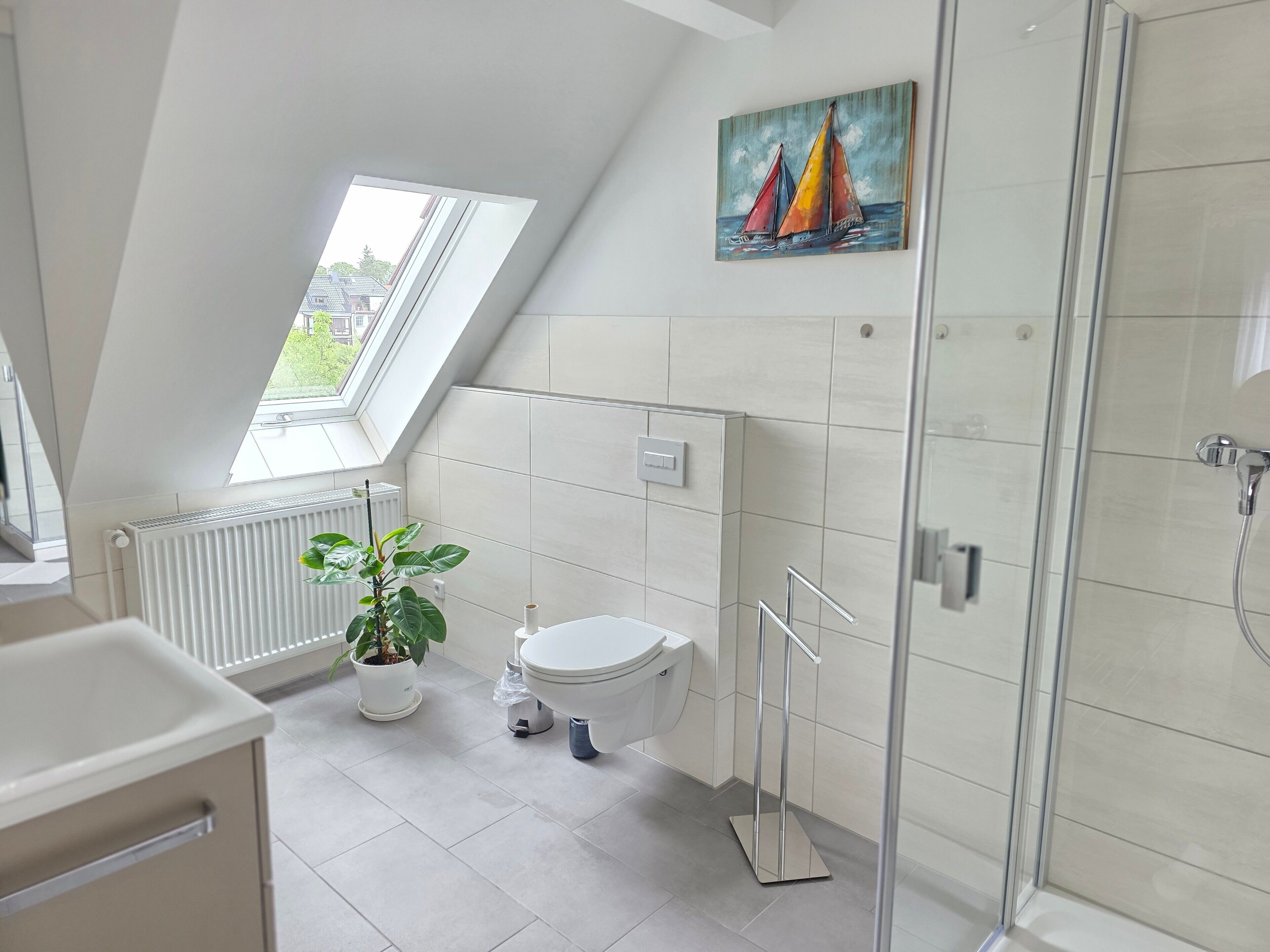 Shower, hair dryer, towels