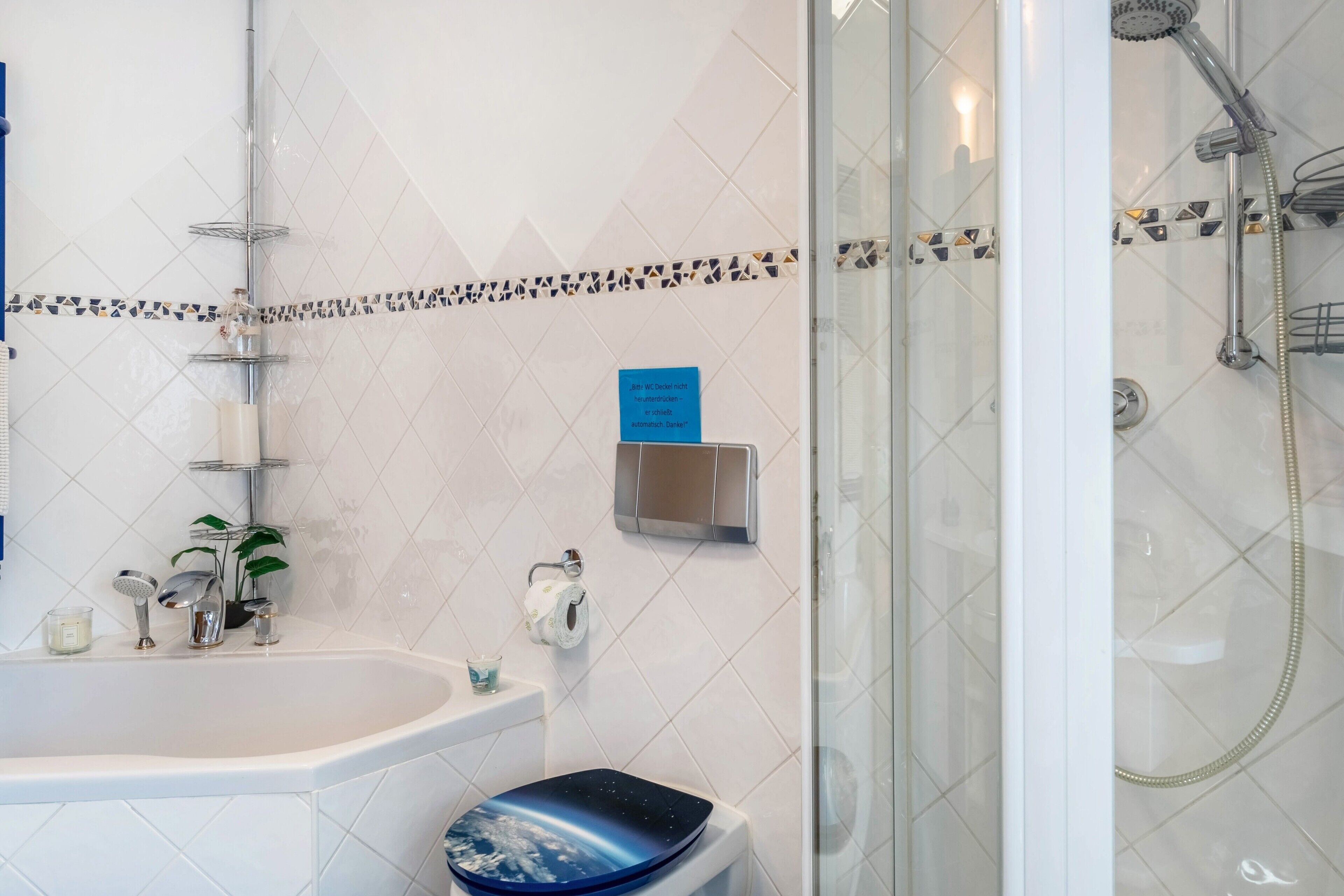 Ein Badezimmer mit Badewanne, Toilette und Dusche.