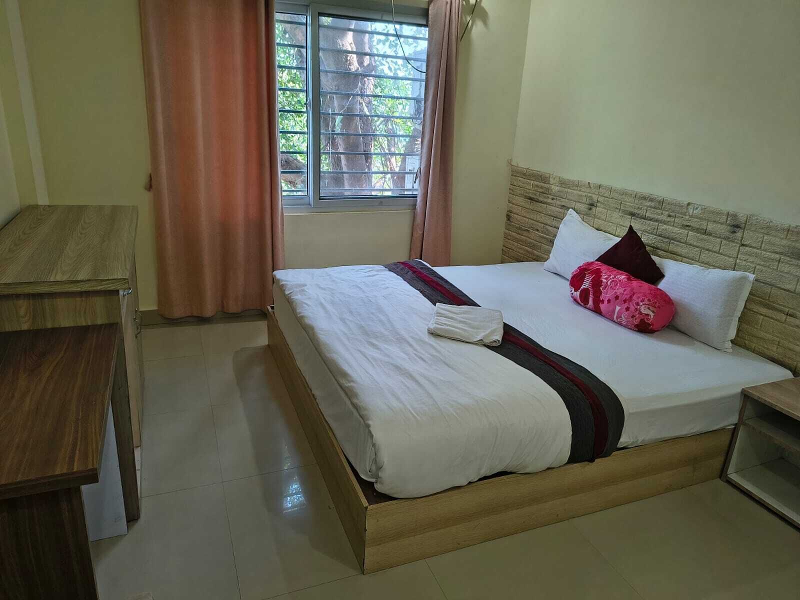 Standard Room | Desk