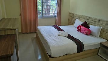 Standard Room | Desk
