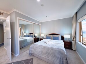 Room - Iconic Harbour Views at Quay West Sydney (The Rocks)