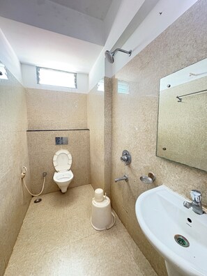 Shower, free toiletries, towels - Sairaj Puri Inn on Govardhan Peetha (Puri)